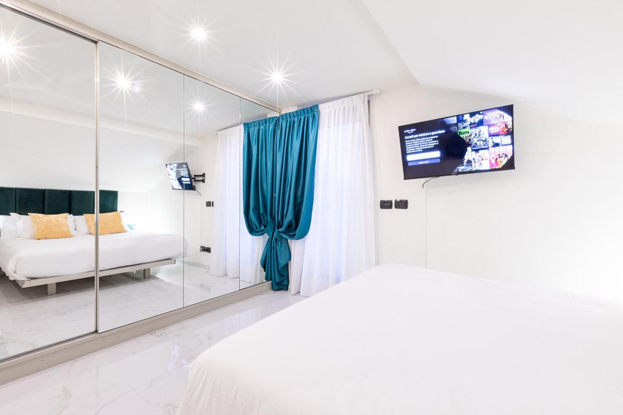 Monte Napoleone Split-Level Terrace Apartment - Top Collection Milan Bagian luar foto