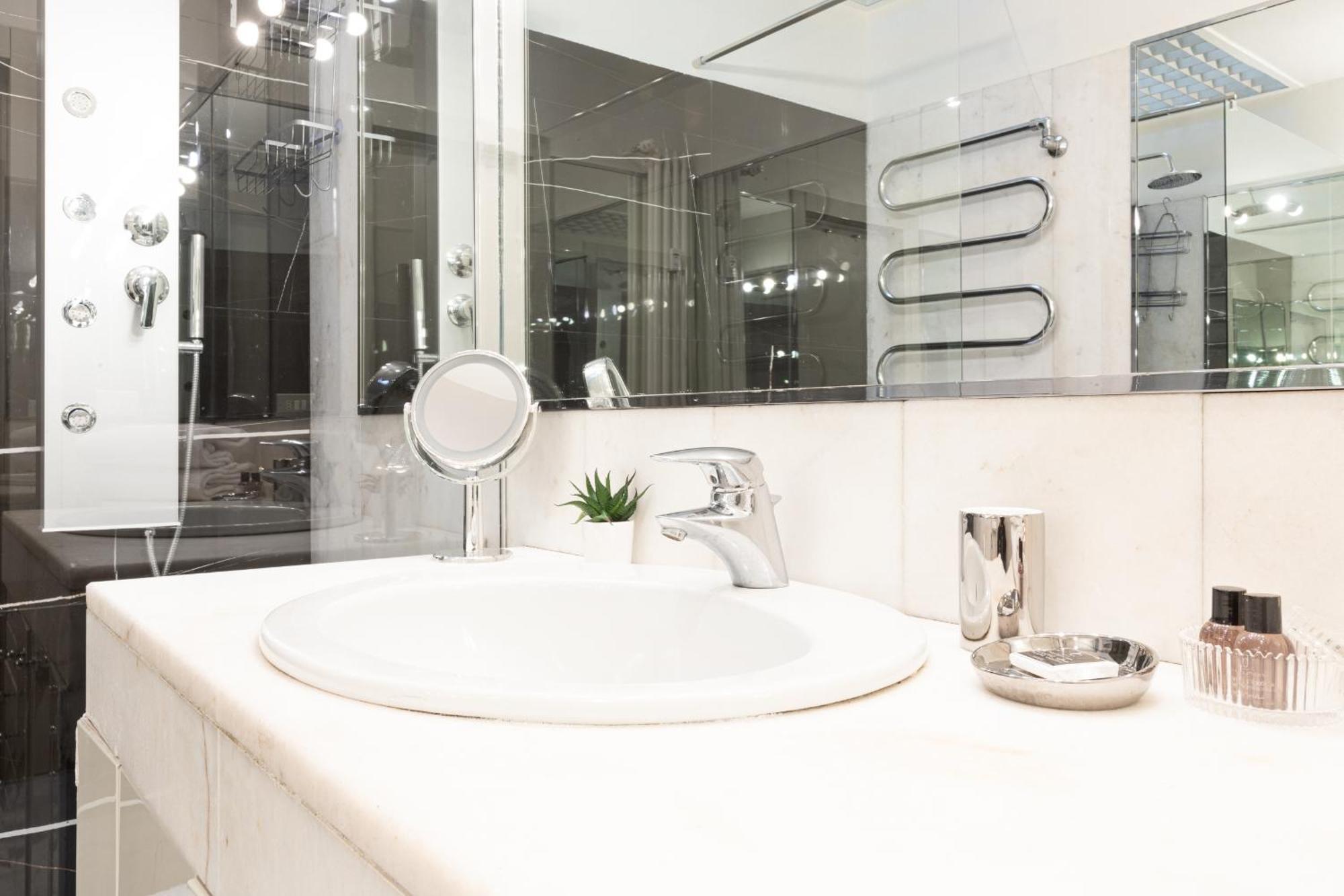 Monte Napoleone Split-Level Terrace Apartment - Top Collection Milan Bagian luar foto