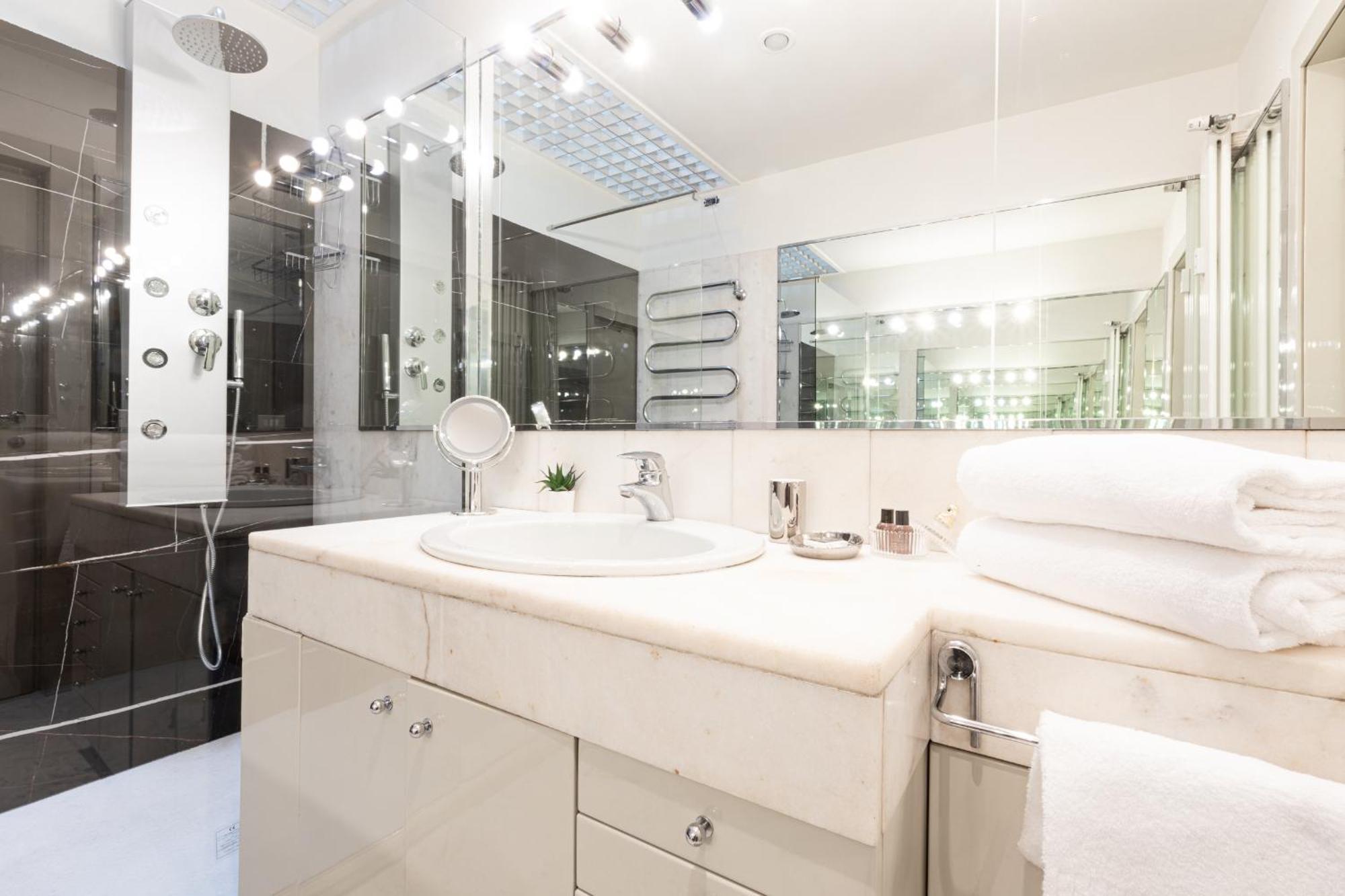Monte Napoleone Split-Level Terrace Apartment - Top Collection Milan Bagian luar foto