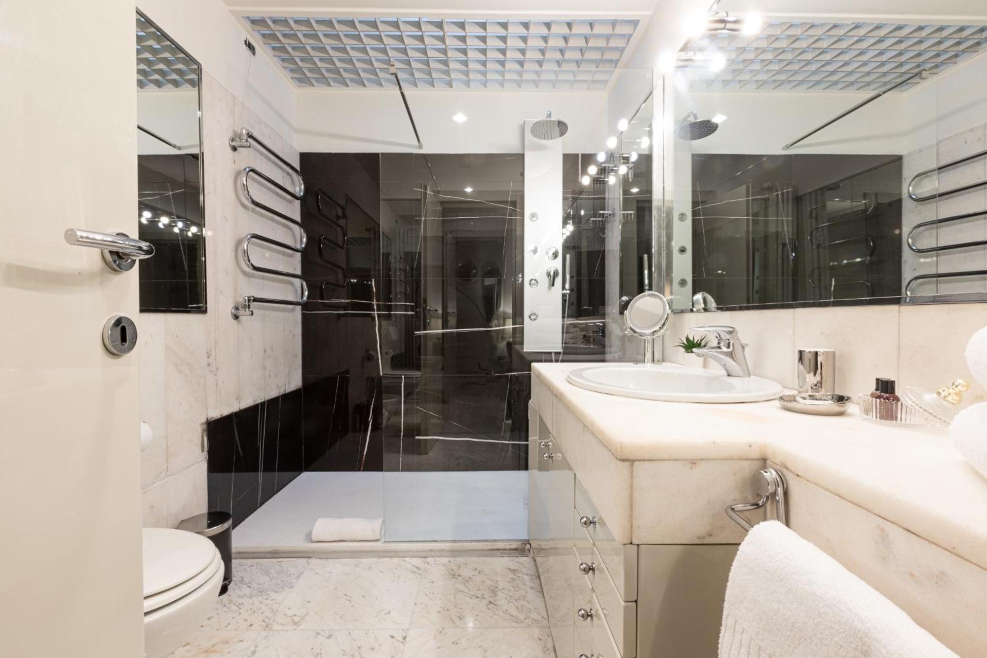 Monte Napoleone Split-Level Terrace Apartment - Top Collection Milan Bagian luar foto